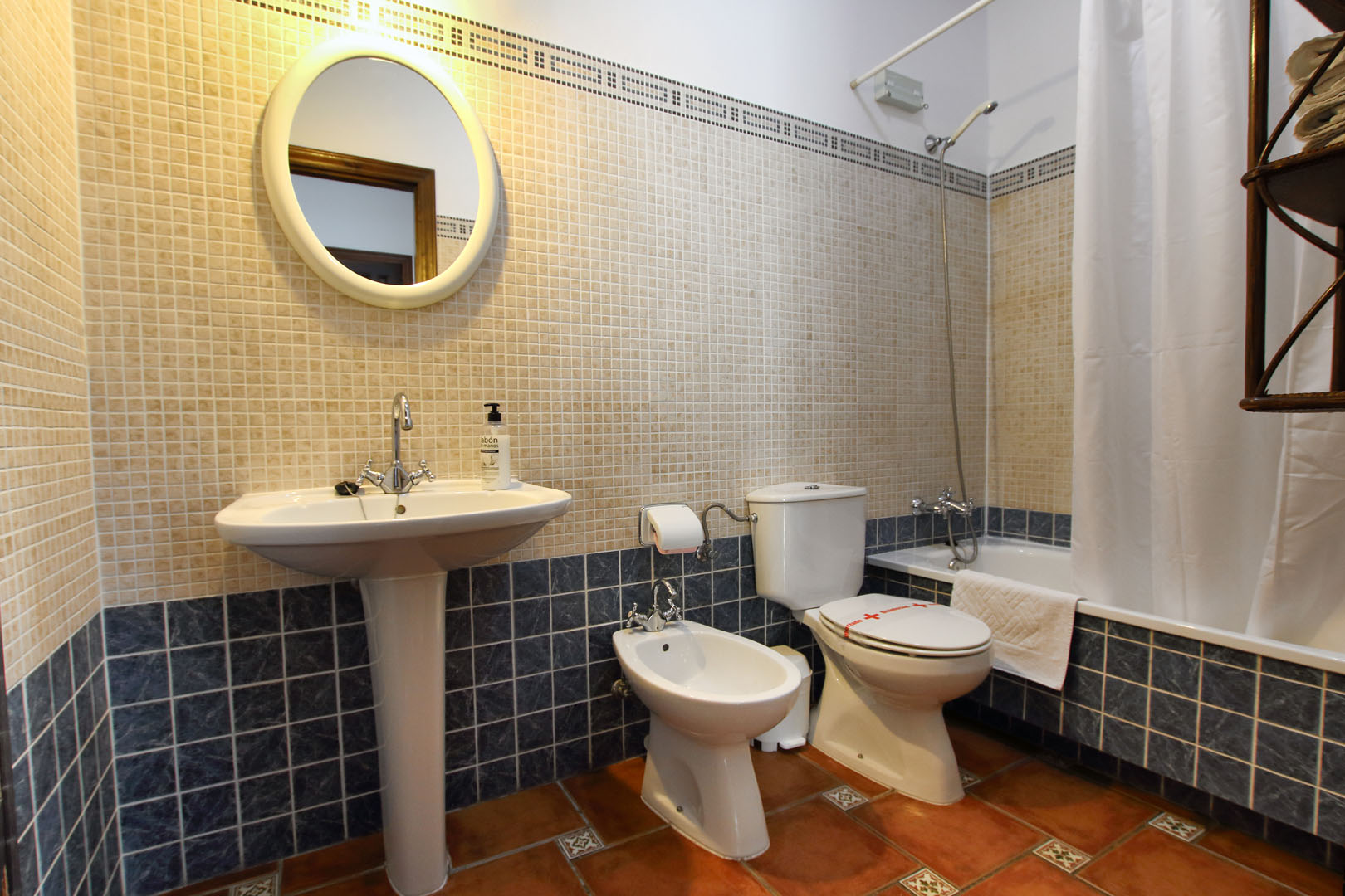 baño con bañera en casita juzcar