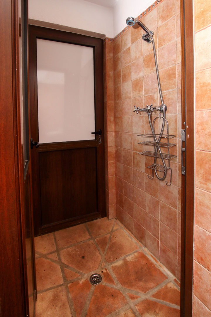 Ducha con agua caliente instantánea